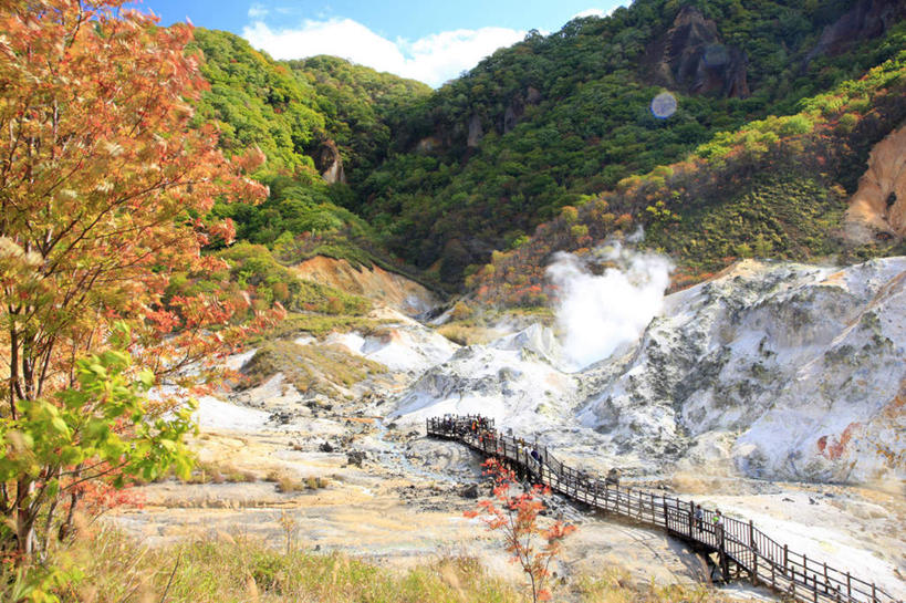 东方人,横图,俯视,室外,白天,旅游,度假,石头,美景,秋季,山,山脉,树林,温泉,植物,北海道,长野县,日本,亚洲,阴影,光线,木板,石子,影子,景观,山顶,山峰,山坡,云,云朵,桥,木桥,山谷,山峦,许多人,云彩,黄种人,娱乐,栈桥,树,树木,黄色,红色,蓝色,绿色,白色,白云,蓝天,天空,阳光,自然,群山,天,享受,休闲,烟,景色,放松,生长,晴朗,成长,人行桥,木板桥,自然风光,东亚,沉积岩,本州,本州岛,日本国,中部地方,长野,北海道地方,北海道岛,颠峰,极峰,水成岩,亚洲人,石块,岩石,晴空,秋,秋天,彩图,高角度拍摄,全身,地狱谷,地狱谷温泉
