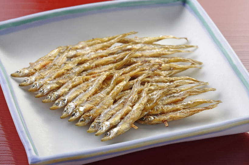 海鲜,无人,横图,俯视,室内,特写,白天,烹饪,烧烤,餐桌,一排,许多,阴影,整齐,反射,影子,陶瓷,料理,食品,陶瓷制品,水产,菜肴,美食,海洋生物,食物,排列,一个,白色,日式,金色,佳肴,单个,餐台,鲱鱼,队列,水生动物,海产品,水生物,海底动物,太平洋鲱鱼,彩图,高角度拍摄