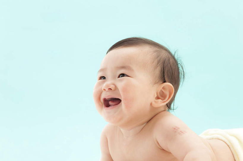 东方人,婴儿,儿童,嘴,一个人,笑,微笑,横图,室内,白天,侧面,纯洁,亚洲,仅一个人,撑,绿色背景,注视,黄种人,尿布,纸尿裤,尿不湿,小孩,观察,看,趴着,张嘴,可爱,摄影,活泼,影棚,观看,察看,撑着,纸尿布,关注,宝宝,纯真,烂漫,无邪,纸尿片,伶俐,天真,亚洲人,孩子,口,口腔,嘴巴,嘴唇,张开嘴,趴,半身,彩图,影棚拍摄,拍摄