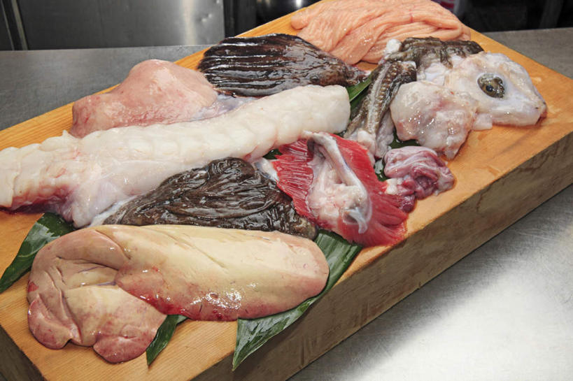 内脏,卵巢,无人,横图,俯视,室内,特写,白天,烹饪,厨房,叶子,一片,阴影,装饰,反射,影子,灶台,粽叶,肉,鱼肉,日本料理,料理,食品,绿叶,案板,三片,菜肴,美食,肉类,砧板,食物,日式料理,日式,嫩叶,佳肴,华丽,修饰,点缀,肉食,鱼鳍,箬叶,芦苇叶,安康鱼,蛤蟆鱼,老头鱼,结巴鱼,丑婆,衬托,美观,雅致,雅观,鮟鱇,鮟鱇鱼,哈蟆鱼,海哈蟆,琵琶鱼,叶,叶片,彩图,高角度拍摄,灶间