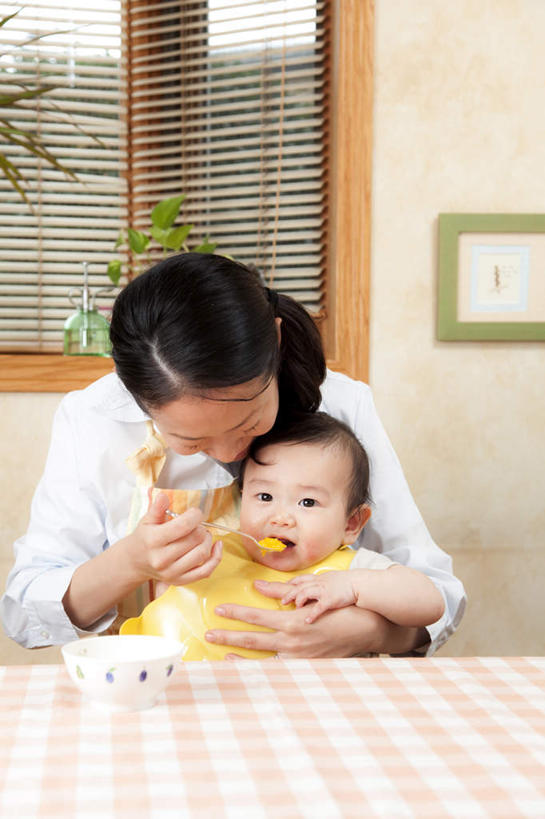 东方人,婴儿,儿童,嘴,手,两个人,家庭,母亲,客厅,坐,抱,笑,微笑,竖图,室内,白天,白色背景,正面,纯洁,植物,餐桌,窗户,桌子,亚洲,撑,喂食,握,服装,布料,格子,盆栽,围裙,纹理,勺子,陶瓷,百叶窗,墙,盆景,陶瓷制品,两盆,拿,布纹,拿着,注视,休闲装,黄种人,窗台,墙壁,墙面,桌布,一个,小孩,衣服,黄色,绿色,白色,自然,餐巾,调羹,台布,汤匙,碗,观察,看,伸,张嘴,休闲,温暖,温馨,一家人,手部,休闲服,可爱,母爱,童年,童趣,握着,摄影,服饰,活泼,影棚,生长,单个,成长,餐台,抱着,观看,和睦,察看,起居室,撑着,搂着,伸出,关注,宝宝,挂画,张大嘴巴,童真,纯真,烂漫,无邪,肌理,母婴,婴儿食品,伶俐,天真,年轻女性,女人,女性,亚洲人,孩子,年轻人,口,口腔,嘴巴,嘴唇,张开嘴,搂,搂抱,相抱,坐着,半身,彩图,影棚拍摄,拍摄,融洽