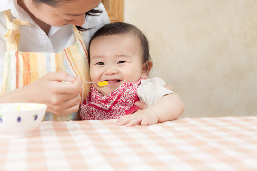 东方人,婴儿,儿童,嘴,手,两个人,家庭,母亲,客厅,坐,抱,笑,微笑,横图,室内,白天,白色背景,正面,纯洁,餐桌,桌子,亚洲,撑,喂食,握,花纹,条纹,服装,布料,格子,围裙,纹理,勺子,墙,拿,布纹,围兜,拿着,注视,休闲装,黄种人,墙壁,墙面,桌布,一个,小孩,衣服,粉色,黄色,白色,餐巾,调羹,台布,汤匙,观察,看,伸,张嘴,休闲,温暖,温馨,一家人,手部,休闲服,可爱,母爱,童年,童趣,握着,摄影,服饰,活泼,影棚,单个,餐台,抱着,观看,和睦,察看,起居室,撑着,搂着,伸出,关注,宝宝,挂画,张大嘴巴,童真,纯真,烂漫,无邪,肌理,母婴,婴儿食品,伶俐,天真,年轻女性,女人,女性,亚洲人,孩子,年轻人,口,口腔,嘴巴,嘴唇,张开嘴,搂,搂抱,相抱,坐着,半身,彩图,影棚拍摄,拍摄,融洽