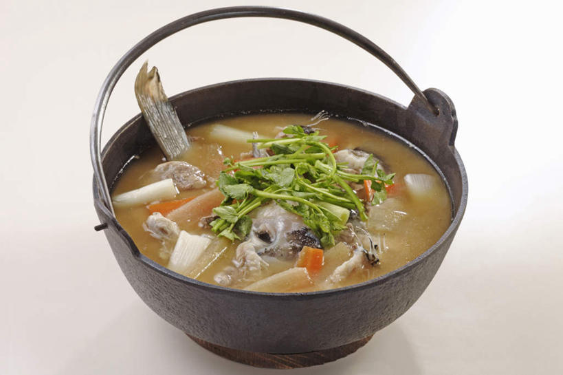 海鲜,无人,横图,俯视,室内,特写,白天,烹饪,餐桌,桌子,厨具,金属制品,阴影,反射,金属,鱼,锅子,影子,汤,日本料理,料理,食品,锅,水产,菜肴,美食,鱼类,海洋生物,食物,一个,日式料理,日式,佳肴,单个,餐台,锅具,水生动物,海产品,水生物,海底动物,鳕鱼,烹饪用具,烹调用具,烹调,彩图,高角度拍摄