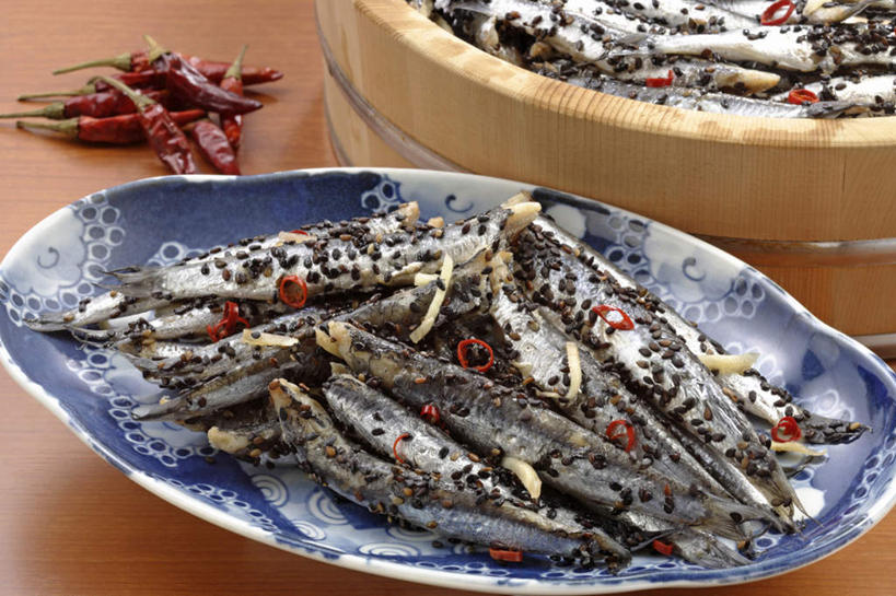 海鲜,无人,横图,俯视,室内,特写,白天,烹饪,餐桌,辣椒,餐具,许多,切片,阴影,反射,碟子,盘,影子,木碗,芝麻,料理,食品,水产,菜肴,美食,海洋生物,食物,盘子,碟,日式,佳肴,餐台,鲱鱼,水生动物,海产品,水生物,海底动物,辣角,红海椒,大椒,辣虎,广椒,脂麻,胡麻,白麻,巨胜子,油麻,豆渣,太平洋鲱鱼,辣子,红辣椒,海椒,番椒,彩图,高角度拍摄