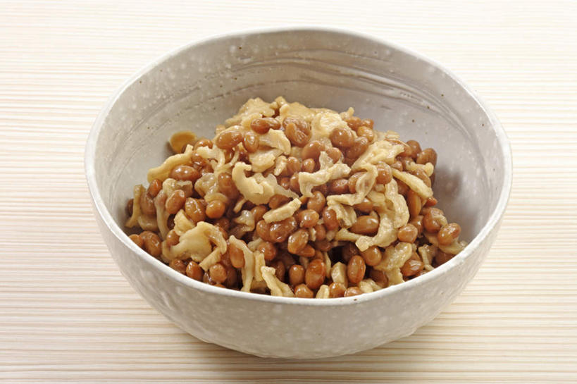 无人,横图,俯视,室内,特写,白天,烹饪,植物,餐桌,豆,大豆,餐具,许多,阴影,光线,影子,陶瓷,豆类,豆子,料理,食品,陶瓷制品,菜肴,美食,饮食,食物,一个,白色,容器,碗,健康,日式,佳肴,单个,餐台,储藏,纳豆,豆制品,储存,发酵,豆科,健康食物,酱豆,彩图,高角度拍摄,贮存