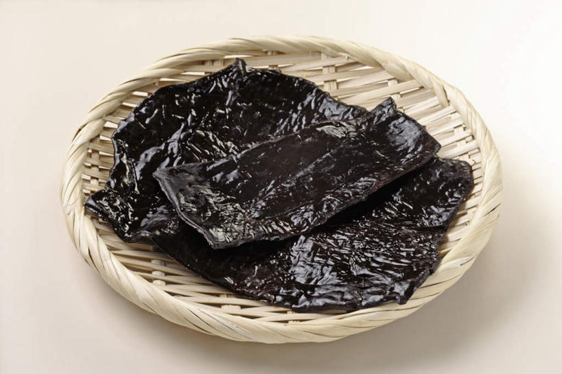 海鲜,无人,交叉,横图,俯视,室内,特写,白天,烹饪,餐桌,桌子,竹子,鲸鱼,阴影,竹制,编织,反射,鱼,篮子,影子,日本料理,料理,食品,深褐色,水产,菜肴,美食,鱼类,海洋生物,食物,一个,竹篮,日式料理,日式,四块,鲸,佳肴,单个,餐台,竹条,交织,竹制品,水生动物,海产品,水生物,鱼皮,海底动物,穿插,彩图,高角度拍摄