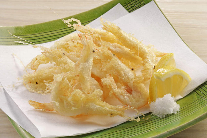 海鲜,无人,横图,俯视,室内,特写,白天,烹饪,餐桌,桌子,餐具,许多,阴影,反射,碟子,盘,影子,天妇罗,虾,日本料理,料理,食品,水产,菜肴,美食,海洋生物,食物,一个,绿色,盘子,碟,日式料理,日式,佳肴,单个,餐台,水生动物,海产品,水生物,海底动物,吸油纸,天麸罗,彩图,高角度拍摄