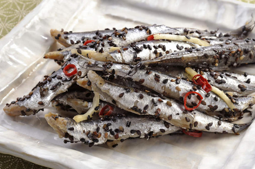 海鲜,无人,横图,俯视,室内,特写,白天,烹饪,餐桌,辣椒,蔬菜,餐具,许多,切片,阴影,新鲜,反射,碟子,盘,影子,芝麻,料理,食品,水产,菜肴,美食,海洋生物,食物,白色,盘子,碟,日式,佳肴,有机食品,绿色食品,餐台,鲱鱼,水生动物,海产品,水生物,海底动物,辣角,红海椒,大椒,辣虎,广椒,脂麻,胡麻,白麻,巨胜子,油麻,豆渣,太平洋鲱鱼,辣子,红辣椒,海椒,番椒,彩图,高角度拍摄