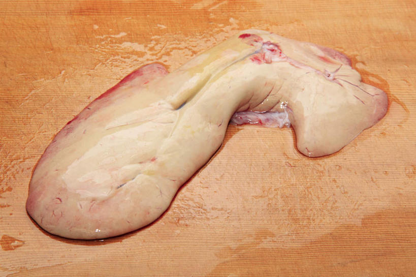 海鲜,肝脏,无人,横图,俯视,室内,特写,白天,水,一块,阴影,反射,鱼,液体,影子,水滴,案板,水产,鱼类,海洋生物,砧板,水生动物,海产品,水生物,海底动物,安康鱼,蛤蟆鱼,老头鱼,结巴鱼,丑婆,鮟鱇,鮟鱇鱼,哈蟆鱼,海哈蟆,琵琶鱼,鱼肝,肝,彩图,高角度拍摄