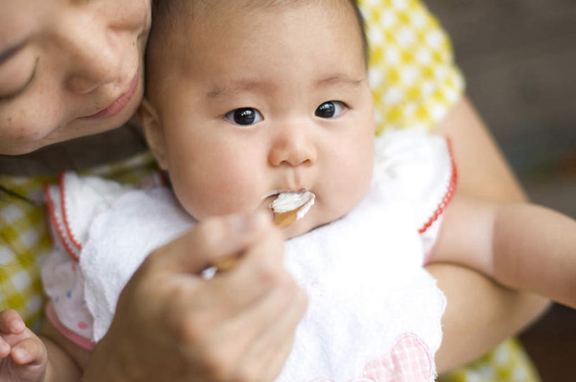 东方人,婴儿,儿童,脸,头,脸颊,手,两个人,家庭,母亲,客厅,坐,抱,吃,横图,俯视,室内,白天,婴儿服装,纯洁,亚洲,喂食,握,服装,朦胧,模糊,格子,纹理,勺子,拿,围兜,拿着,注视,休闲装,黄种人,小孩,衣服,黄色,白色,调羹,汤匙,观察,看,双手摊开,休闲,温暖,温馨,一家人,手部,休闲服,橘色,可爱,母爱,童年,童趣,握着,服饰,活泼,抱着,观看,和睦,察看,起居室,搂着,关注,宝宝,童真,纯真,烂漫,无邪,肌理,母婴,婴儿食品,伶俐,天真,年轻女性,女人,女性,亚洲人,孩子,年轻人,头部,脸部,脸蛋,面部,怀抱,嚼,搂,搂抱,食,相抱,拥抱,坐着,半身,彩图,高角度拍摄,婴儿服,融洽,襁褓
