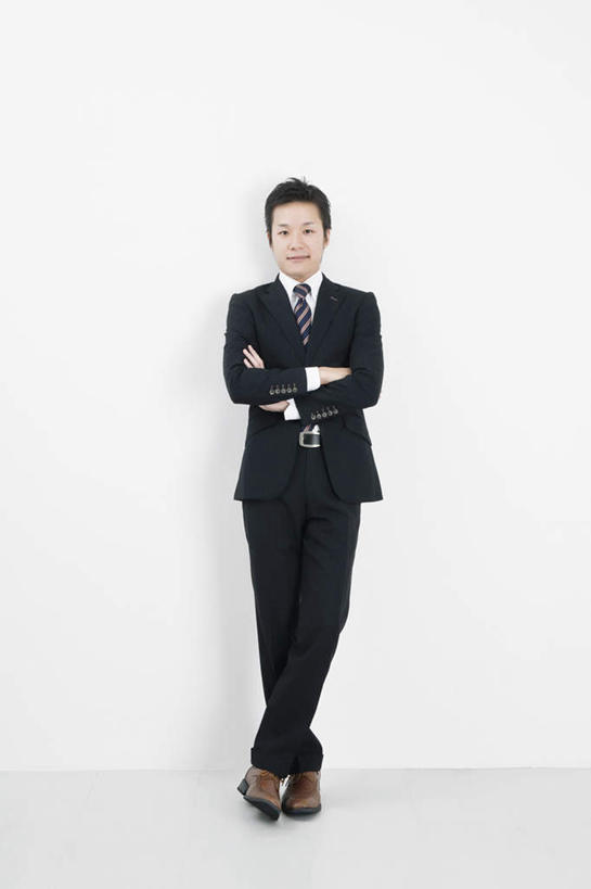 东方人,一个人,商务人士,商务男性,站,笑,微笑,竖图,室内,白天,白色背景,正面,衬衫,亚洲,双手,仅一个男性,仅一个人,套装,褐色,领带,依偎,注视,黄种人,仅一个年轻男性,白色,黑色,观察,看,靠,靠着,倚靠,站着,摄影,影棚,观看,察看,倚着,象征,庄重,关注,商务装,身份,工薪阶层,依附,依赖,投靠,正式,地位,男人,男性,年轻男性,亚洲人,白领,上班族,站立,彩图,全身,影棚拍摄,衬衣,皮鞋,拍摄