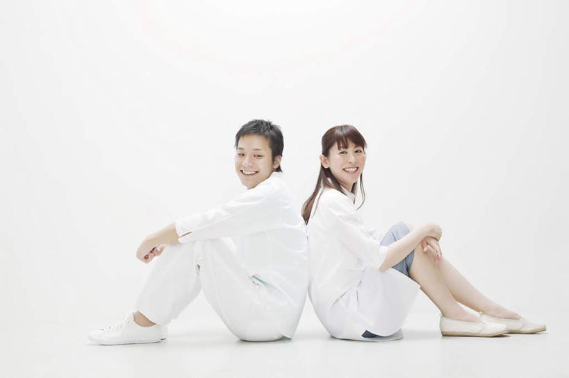 东方人,两个人,坐,笑,双手交叉,微笑,露齿笑,横图,室内,白天,白色背景,侧面,衬衫,爱情,安全,亚洲,双手,服装,浪漫,依靠,注视,休闲装,黄种人,衣服,白色,观察,看,倚靠,背靠背,休闲,温暖,温馨,休闲服,恩爱,背对背,恋人,摄影,服饰,影棚,抱膝,观看,和睦,察看,关注,信任,男人,男性,年轻男性,年轻女性,女人,女性,亚洲人,情侣,屈膝,坐着,彩图,全身,影棚拍摄,衬衣,拍摄,伴侣,融洽