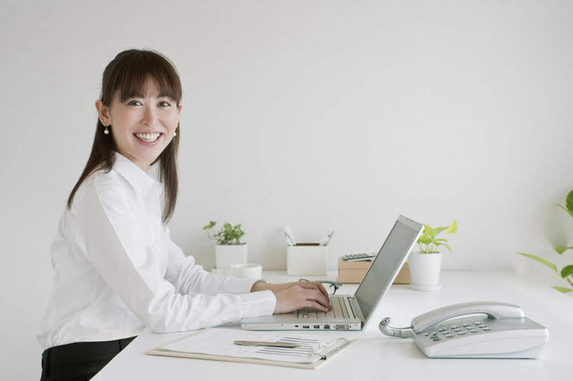 东方人,手,一个人,商务人士,商务女性,办公室,坐,笑,打电话,微笑,露齿笑,横图,室内,白天,侧面,衬衫,电脑,笔记本电脑,植物,家具,桌子,电话,笔筒,亚洲,仅一个年轻女性,仅一个女性,仅一个人,敲打,套装,网络,笔,盆栽,纸,办公桌,办公用品,领带,盆景,注视,黄种人,输入,通讯设备,文具,一个,绿色,白色,自然,话筒,学习用品,打字,观察,看,手部,电话线,生长,单个,成长,观看,点击,敲击,文具用品,察看,三盆,无线,象征,庄重,关注,通信设备,商务装,身份,无线网络,无线上网,便携式电脑,工薪阶层,办公家具,正式,地位,交流,按键,手提电脑,年轻女性,女人,女性,亚洲人,白领,上班族,电话机,沟通,通话,坐着,半身,彩图,衬衣