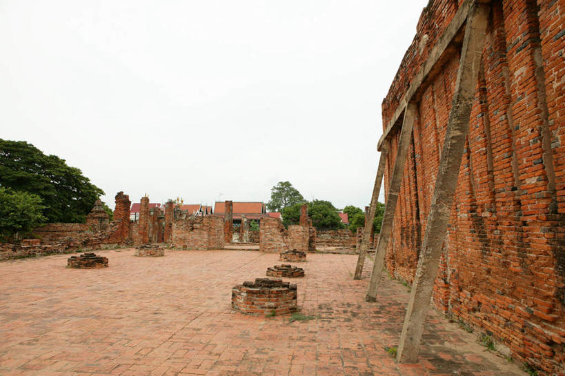 无人,攀登,横图,室外,白天,仰视,旅游,度假,名胜古迹,树林,植物,标志建筑,地标,建筑,泰国,亚洲,阴影,遗迹,光线,梯子,影子,阶梯,木梯,墙,地面,古迹,文物,娱乐,建设,砖墙,古建筑,素可泰,墙壁,墙面,树,树木,红色,绿色,天空,阳光,自然,天,享受,休闲,爬,旅游胜地,放松,东南亚,生长,成长,上升,古文明,泰王国,玛哈泰寺,素可泰历史公园,登高,攀爬,彩图,低角度拍摄