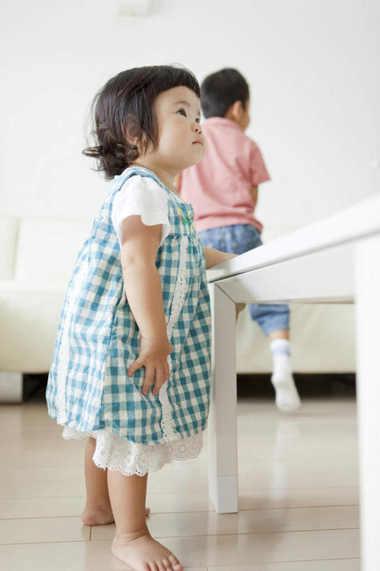 东方人,儿童,两个人,站,坐,竖图,室内,白天,仰视,纯洁,餐桌,地板,沙发,桌子,亚洲,服装,朦胧,模糊,地面,注视,休闲装,黄种人,袜子,木地板,小孩,衣服,观察,看,站着,休闲,休闲服,可爱,童年,童趣,服饰,餐台,观看,童装,察看,关注,布艺沙发,童真,烂漫,无邪,天真,男孩,男人,男性,女孩,女人,女性,亚洲人,站立,坐着,彩图,低角度拍摄,全身,男生,女生