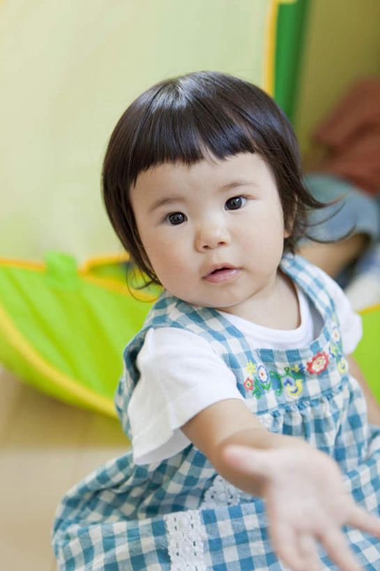 东方人,儿童,一个人,坐,举,竖图,室内,白天,正面,纯洁,地板,亚洲,仅一个女性,仅一个人,服装,工具,扫帚,地面,注视,休闲装,黄种人,木地板,小孩,衣服,观察,看,清洁,托,仅一个小孩,休闲,休闲服,可爱,童年,童趣,服饰,观看,童装,扫把,察看,卫生,关注,保洁,童真,烂漫,无邪,笤帚,天真,女孩,女人,女性,亚洲人,孩子,举起,举手,举着,向上举,向上伸,向上托,坐着,半身,彩图,女生