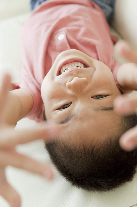 东方人,儿童,脸,头,脸颊,手,一个人,躺,伸展双臂,笑,微笑,露齿笑,竖图,俯视,室内,特写,白天,纯洁,沙发,亚洲,双手,仅一个男性,仅一个人,服装,朦胧,模糊,注视,休闲装,黄种人,肩膀,小孩,衣服,观察,看,仅一个小孩,休闲,手部,休闲服,可爱,淘气,童年,童趣,服饰,观看,察看,关注,布艺沙发,童真,烂漫,无邪,恶作剧,卧着,天真,男孩,男人,男性,亚洲人,孩子,头部,脸部,脸蛋,面部,敞开双臂,伸开双臂,躺着,卧,展开双肩,张开手臂,张开双臂,半身,彩图,高角度拍摄,男生