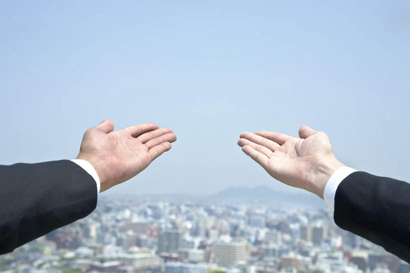 东方人,手,两个人,伙伴,朋友,商务人士,商务男性,家,横图,室外,特写,白天,正面,衬衫,友谊,合作,团队,亚洲,双手,一排,阴影,套装,朦胧,模糊,整齐,光线,影子,房屋,屋子,公寓,摊开,黄种人,洋房,楼房,住宅,排列,蓝色,蓝天,天空,阳光,天,手部,战略,自信,队列,商务装,工薪阶层,联合,合谋,配合,协作,男人,男性,年轻男性,亚洲人,白领,上班族,半身,彩图,衬衣,房子