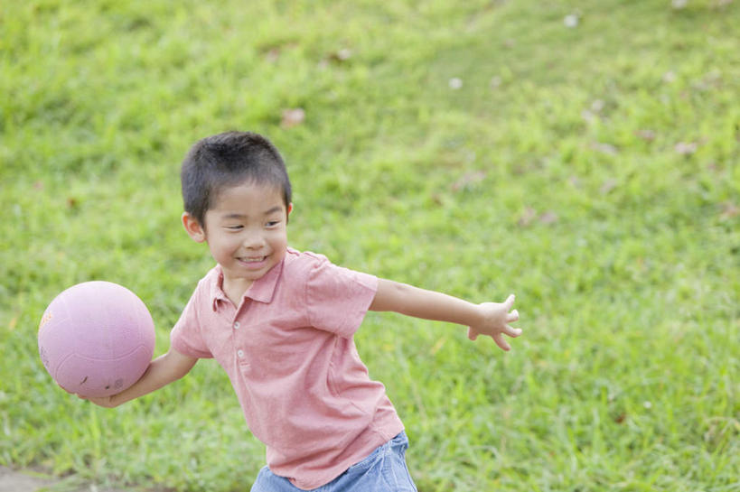 东方人,儿童,一个人,站,投,笑,微笑,露齿笑,横图,俯视,室外,白天,T恤衫,游戏,纯洁,草地,草坪,植物,亚洲,仅一个男性,仅一个人,握,服装,朦胧,模糊,拿,玩,T恤,拿着,注视,休闲装,黄种人,娱乐,草,小孩,衣服,绿色,观察,看,站着,仅一个小孩,休闲,休闲服,橘色,可爱,童年,童趣,握着,服饰,皮球,观看,活动,察看,橘红,发泄,关注,消遣,智力,童真,烂漫,无邪,宣泄,天真,男孩,男人,男性,亚洲人,孩子,抛,扔,撒,玩耍,嬉戏,站立,掷,半身,彩图,高角度拍摄,男生