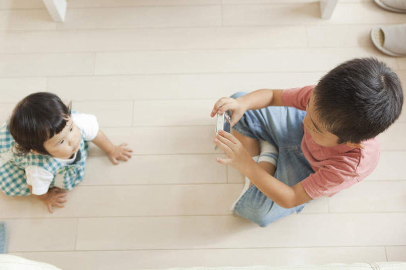 东方人,儿童,两个人,伙伴,朋友,客厅,坐,蹲,盘腿,横图,俯视,室内,白天,友谊,纯洁,地板,相机,亚洲,服装,地面,注视,休闲装,黄种人,木地板,小孩,拍照,衣服,数码相机,拖鞋,观察,看,休闲,休闲服,爬,可爱,童年,童趣,摄影,服饰,观看,察看,起居室,关注,爬着,童真,烂漫,无邪,天真,友情,男孩,男人,男性,女孩,女人,女性,亚洲人,照相机,蹲着,盘腿而坐,盘膝,盘着腿的,盘着腿坐,双腿交叉,坐着,彩图,高角度拍摄,全身,照相,男生,女生