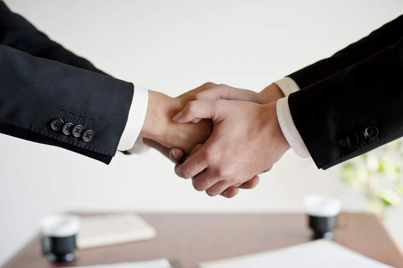 东方人,手,两个人,伙伴,同事,朋友,商务人士,商务男性,站,横图,室内,特写,白天,侧面,衬衫,友谊,成功,合作,团队,集体,信心,植物,桌子,杯子,亚洲,双手,握,套装,朦胧,模糊,材料,瓷器,档案,盆栽,文件,办公桌,褐色,咖啡杯,盆景,陶瓷制品,三份,黄种人,队伍,两个,绿色,自然,资料,站着,手部,战略,握着,生长,成长,领导,成就,文档,瓷杯,商务装,合伙,领袖,工薪阶层,联合,合谋,配合,协作,男人,男性,年轻男性,亚洲人,白领,上班族,站立,半身,彩图,衬衣