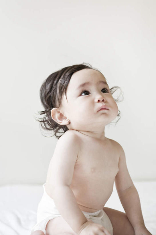 东方人,婴儿,儿童,一个人,坐,竖图,室内,白天,白色背景,侧面,纯洁,亚洲,仅一个人,朦胧,模糊,棕色,注视,黄种人,尿布,纸尿裤,尿不湿,小孩,观察,看,可爱,摄影,活泼,影棚,观看,察看,纸尿布,关注,宝宝,纯真,烂漫,无邪,纸尿片,伶俐,天真,亚洲人,孩子,卷发,仰头,坐着,半身,彩图,影棚拍摄,拍摄