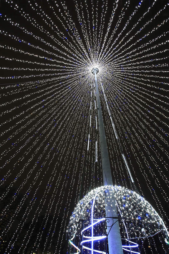 无人,高楼大厦,竖图,彩色,室外,夜晚,仰视,度假,美景,城市风光,标志建筑,城市,大厦,地标,建筑,摩天大楼,霓虹灯,日本,圣诞节,亚洲,一幢,阴影,节日,庆祝,高耸,光线,影子,景观,冬天,灯光,圣诞树,七彩,光芒,很多,文化,娱乐,光源,建设,霓虹,灯,庆典,享受,休闲,闪耀,景色,放松,纪念,闪烁,照明设备,市政厅,装饰灯,东亚,日本国,氖灯,彩图,低角度拍摄,大楼,高层建筑,高楼,摩天楼