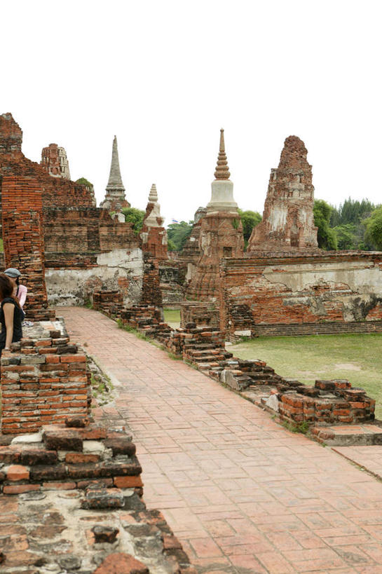 无人,竖图,俯视,室外,白天,旅游,度假,名胜古迹,树林,植物,标志建筑,道路,地标,建筑,路,公路,泰国,亚洲,一排,遗迹,整齐,佛像,墙,建筑群,交通,古迹,文物,娱乐,建设,古建筑,素可泰,墙壁,墙面,树,树木,排列,蓝色,绿色,蓝天,天空,自然,天,享受,休闲,旅游胜地,放松,红砖,东南亚,生长,成长,队列,古文明,泰王国,玛哈泰寺,素可泰历史公园,那空是贪玛叻,洛坤,马路,彩图,高角度拍摄