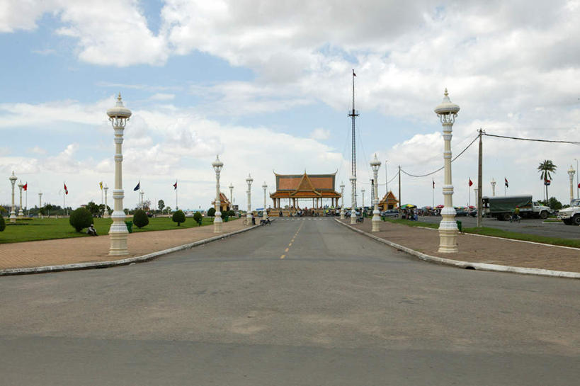 无人,横图,室外,白天,正面,旅游,度假,草地,草坪,美景,植物,道路,路,路灯,公路,照明,柬埔寨,亚洲,朦胧,模糊,木制,大门,景观,云,云朵,灯光,交通,首都,云彩,娱乐,灯,草,蓝色,绿色,白云,蓝天,天空,自然,木制品,天,享受,休闲,景色,放松,东南亚,晴朗,照亮,照明设备,自然风光,柬埔寨王国,金边市,晴空,马路,彩图,金边