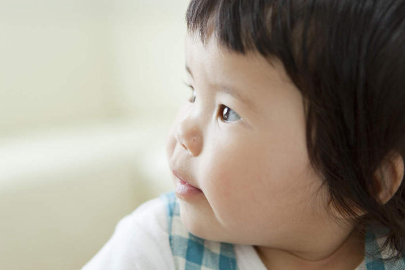 东方人,婴儿,儿童,脸,头,脸颊,一个人,坐,横图,室内,特写,白天,正面,纯洁,沙发,亚洲,仅一个人,服装,朦胧,模糊,格子,注视,休闲装,黄种人,小孩,衣服,白色,观察,看,休闲,休闲服,可爱,服饰,活泼,观看,童装,察看,关注,宝宝,布艺沙发,纯真,烂漫,无邪,伶俐,天真,亚洲人,孩子,头部,脸部,脸蛋,面部,坐着,半身,彩图