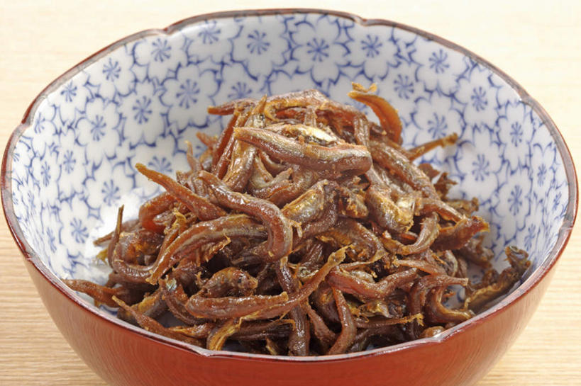 海鲜,无人,横图,俯视,室内,特写,白天,餐桌,桌子,一堆,许多,阴影,堆叠,堆积,反射,木制,鱼,影子,陶瓷,陶瓷制品,水产,鱼类,海洋生物,一个,红色,木制品,容器,碗,单个,餐台,储藏,堆,储存,水生动物,海产品,水生物,海底动物,胡瓜鱼,多春鱼,毛鳞鱼,柳叶鱼,池沼公鱼,桦太柳叶鱼,彩图,高角度拍摄,贮存