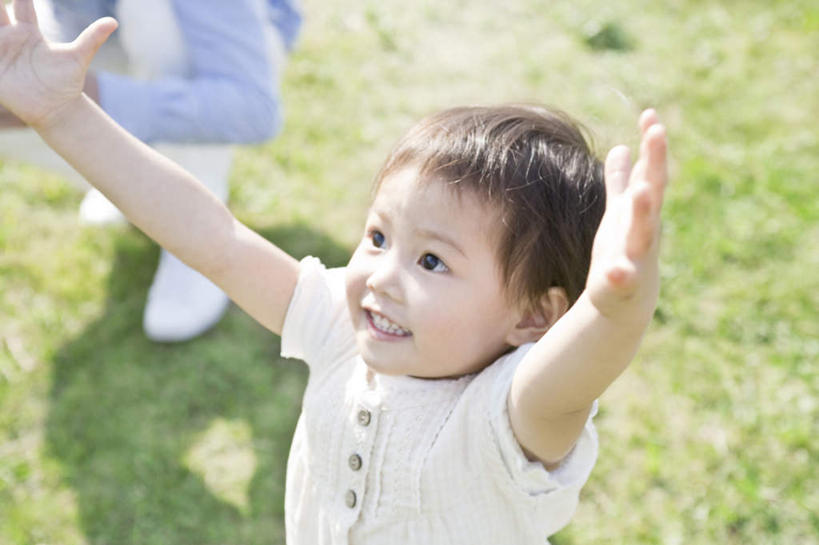 东方人,儿童,两个人,家庭,母亲,女儿,站,笑,微笑,露齿笑,横图,俯视,室外,白天,纯洁,草地,草坪,植物,亚洲,阴影,服装,朦胧,模糊,光线,影子,注视,休闲装,黄种人,草,小孩,衣服,绿色,阳光,观察,看,双手张开,站着,休闲,温暖,温馨,母女,一家人,休闲服,可爱,母爱,童年,童趣,服饰,观看,和睦,察看,关注,童真,烂漫,无邪,天真,年轻女性,女孩,女人,女性,亚洲人,孩子,站立,半身,彩图,高角度拍摄,融洽,女生