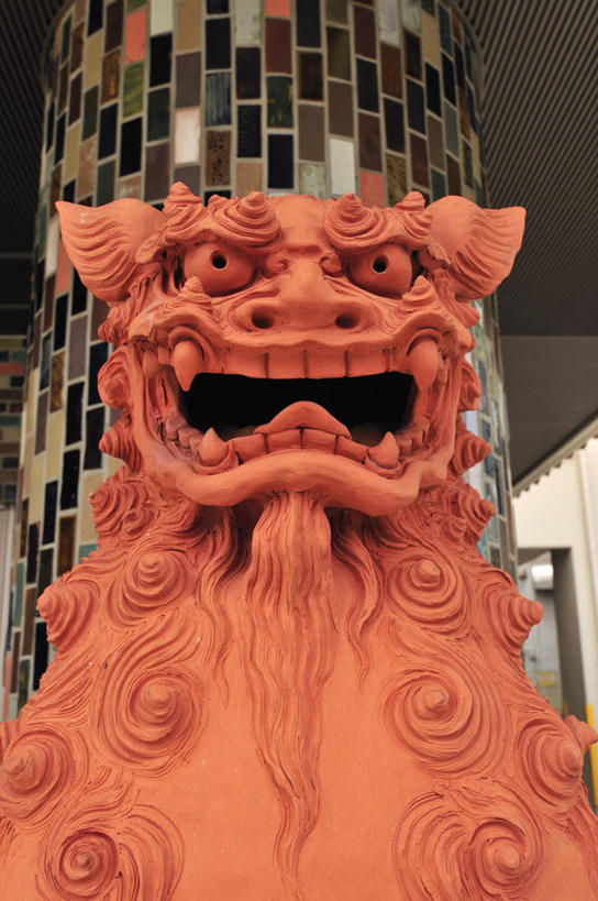 无人,竖图,室外,白天,仰视,旅游,度假,美景,雕塑,日本,亚洲,艺术,装饰,雕刻,雕像,景观,娱乐,冲绳,那霸,石雕,一个,红色,自然,工艺品,石狮,享受,休闲,景色,放松,单个,纪念,美术,冲绳县,自然风光,主题,陈列,东亚,琉球群岛,日本国,九州地方,功能,美学,县厅,那霸市,彩图,低角度拍摄