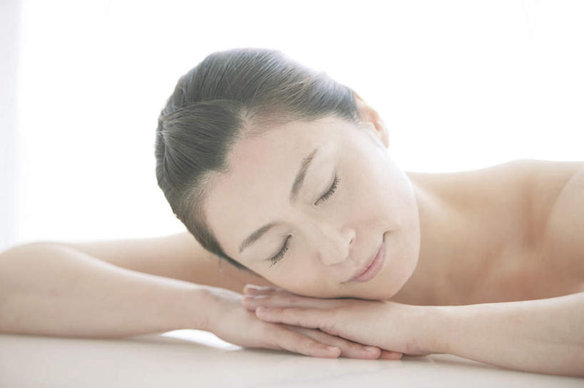 东方人,一个人,坐,闭眼,睡,双手交叉,横图,室内,白天,正面,桌子,亚洲,仅一个年轻女性,仅一个女性,仅一个人,撑,阴影,光线,影子,办公桌,黄种人,黑色,阳光,撑着,年轻女性,女人,女性,亚洲人,长发,闭眼睛,闭着眼,闭着眼睛,困,困觉,寝息,睡觉,坐着,半身,彩图