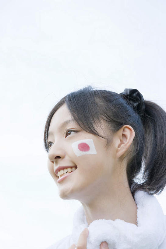 东方人,一个人,站,笑,微笑,露齿笑,竖图,室外,白天,仰视,化妆,亚洲,仅一个年轻女性,仅一个女性,仅一个人,日本国旗,云,云朵,云彩,注视,黄种人,蓝色,白云,蓝天,天空,天,观察,看,站着,晴朗,观看,察看,关注,年轻女性,女人,女性,亚洲人,晴空,站立,半身,彩图,低角度拍摄,化装