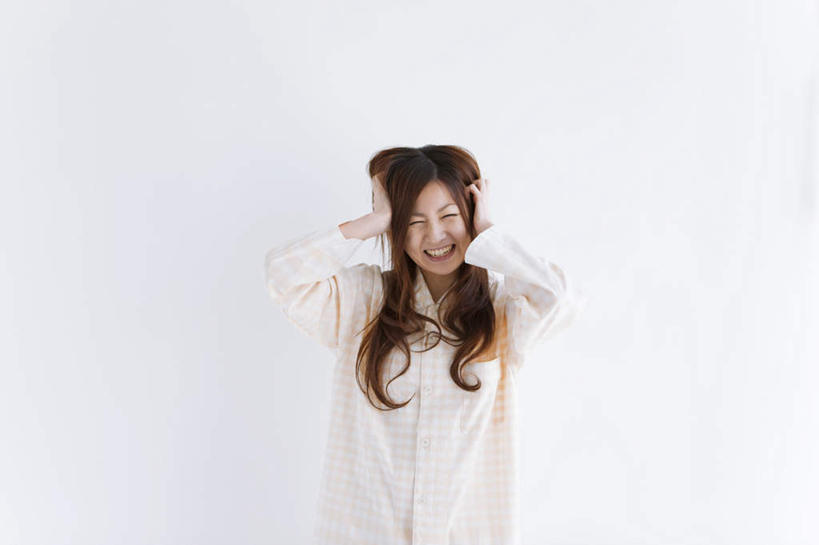 东方人,头发,一个人,站,举,笑,摸,微笑,露齿笑,横图,室内,白天,白色背景,正面,兴奋,亚洲,仅一个年轻女性,仅一个女性,仅一个人,抚摸,阴影,服装,光线,影子,墙,注视,休闲装,黄种人,墙壁,墙面,衣服,白色,黑色,阳光,观察,看,托,站着,休闲,休闲服,摄影,服饰,影棚,观看,抓狂,察看,关注,年轻女性,女人,女性,亚洲人,长发,触摸,接触,举起,举手,举着,向上举,向上伸,向上托,站立,半身,彩图,影棚拍摄,欢乐,开心,拍摄