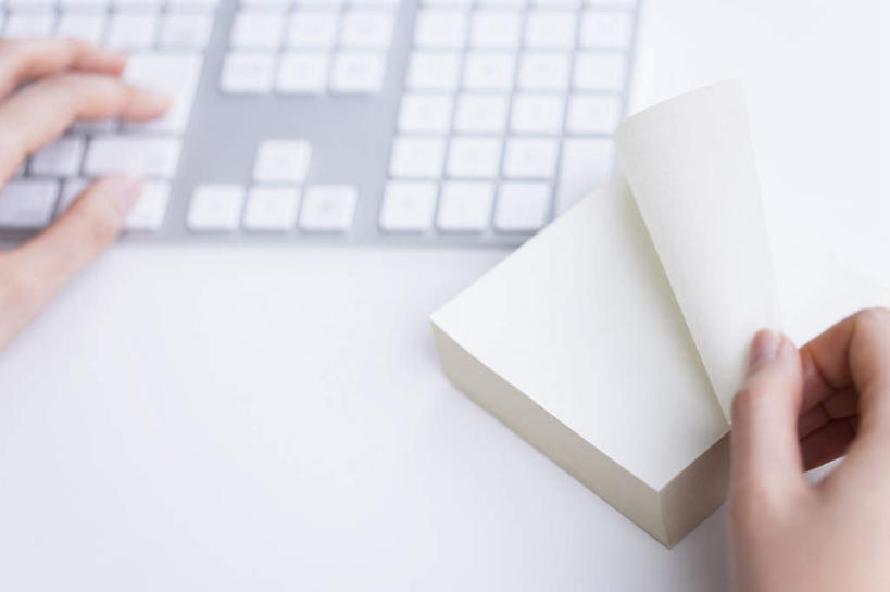 东方人,手,一个人,摸,横图,俯视,室内,特写,白天,白色背景,键盘,桌面,亚洲,仅一个男性,仅一个人,一排,许多,抚摸,敲打,握,整齐,纸,拿,拿着,黄种人,输入,输入设备,通讯设备,排列,仅一个年轻男性,一个,白色,打字,手部,握着,摄影,影棚,单个,贴纸,点击,敲击,队列,通信设备,按键,男人,男性,年轻男性,亚洲人,触摸,接触,半身,彩图,高角度拍摄,影棚拍摄,拍摄