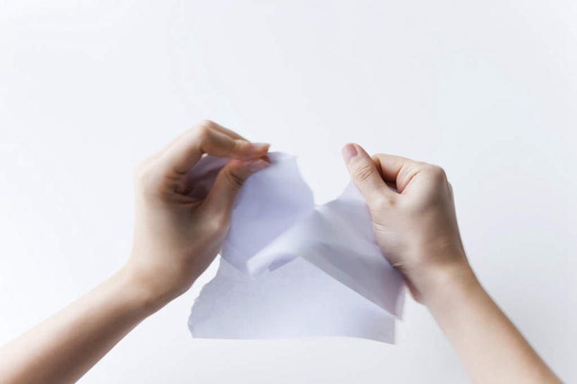 东方人,手,一个人,横图,俯视,室内,特写,白天,白色背景,桌面,亚洲,双手,仅一个年轻女性,仅一个女性,仅一个人,一张,握,阴影,褶皱,光线,影子,纸,拿,拿着,黄种人,破坏,破损,阳光,手部,握着,摄影,影棚,撕,损坏,年轻女性,女人,女性,亚洲人,半身,彩图,高角度拍摄,影棚拍摄,拍摄