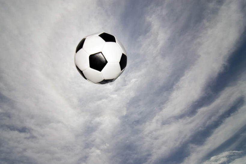 无人,横图,室内,特写,白天,仰视,足球,一排,许多,阴影,形状,漂浮,整齐,光线,影子,云,云朵,足球装备,半空,云彩,运动器械,排列,一个,蓝色,黑色,白云,蓝天,天空,阳光,天,健身器械,单个,队列,健身器材,五边形,蹴鞠,形态,外形,足球运动,彩图,低角度拍摄,运动器材