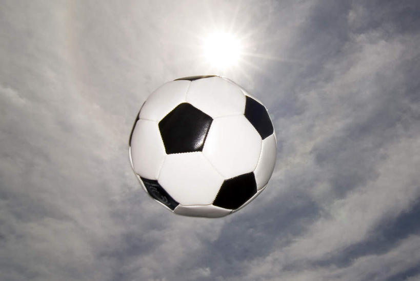 无人,横图,室内,特写,白天,仰视,足球,太阳,一排,许多,阴影,形状,漂浮,整齐,光线,影子,云,云朵,足球装备,半空,云彩,运动器械,排列,一个,蓝色,黑色,白云,蓝天,天空,阳光,天,健身器械,单个,队列,健身器材,五边形,蹴鞠,形态,外形,足球运动,彩图,低角度拍摄,运动器材