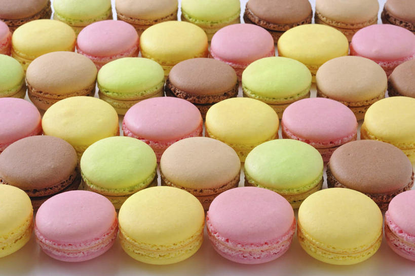 点心,无人,横图,俯视,室内,特写,白天,餐桌,桌面,桌子,一排,许多,整齐,食品,甜点,甜品,褐色,食物,糕点,排列,粉色,黄色,绿色,甜食,摄影,影棚,餐台,队列,马卡龙,玛卡龙,杏仁小圆饼,彩图,高角度拍摄,影棚拍摄,拍摄