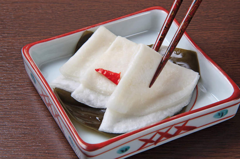 泡菜,无人,横图,俯视,室内,特写,白天,烹饪,餐桌,筷子,桌面,桌子,萝卜,白萝卜,餐具,一排,一双,切开,整齐,碟子,盘,日本料理,料理,食品,酱菜,文化,传统,咸菜,菜肴,美食,食物,腌制,排列,盘子,碟,日式料理,切,日式,摄影,佳肴,影棚,餐台,礼节,队列,礼仪,剖面,腌渍,切面,腌制食品,进餐用具,莱菔,彩图,高角度拍摄,影棚拍摄,拍摄