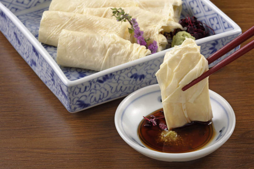 无人,横图,俯视,室内,特写,白天,烹饪,餐桌,筷子,桌面,桌子,餐具,一双,碟子,盘,日本料理,料理,食品,文化,传统,豆腐皮,菜肴,美食,食物,盘子,碟,日式料理,日式,摄影,佳肴,影棚,餐台,礼节,豆制品,腐竹,礼仪,腐皮,进餐用具,彩图,高角度拍摄,影棚拍摄,拍摄