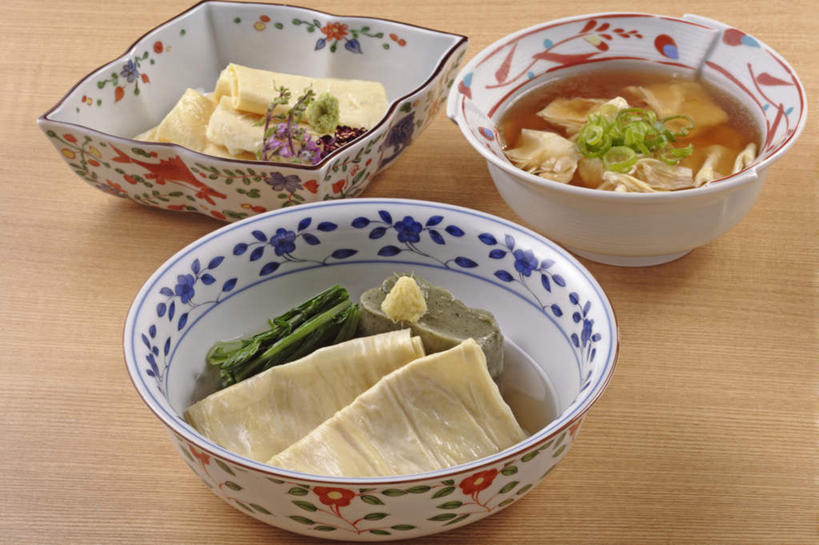 无人,横图,俯视,室内,特写,白天,烹饪,餐桌,桌面,桌子,蔬菜,餐具,一堆,许多,堆叠,堆积,新鲜,日本料理,料理,食品,豆腐皮,菜肴,美食,食物,三个,碗,日式料理,日式,摄影,佳肴,有机食品,绿色食品,影棚,餐台,堆,豆制品,腐竹,腐皮,进餐用具,烹调用具,彩图,高角度拍摄,影棚拍摄,拍摄