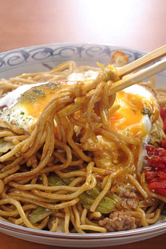 面食,面条,无人,竖图,俯视,室内,特写,白天,烹饪,餐桌,筷子,桌面,桌子,餐具,一双,炒面,蛋,鸡蛋,面,日本料理,料理,食品,文化,传统,菜肴,美食,食物,日式料理,日式,摄影,佳肴,影棚,餐台,礼节,礼仪,草鸡蛋,卵,进餐用具,彩图,高角度拍摄,影棚拍摄,拍摄