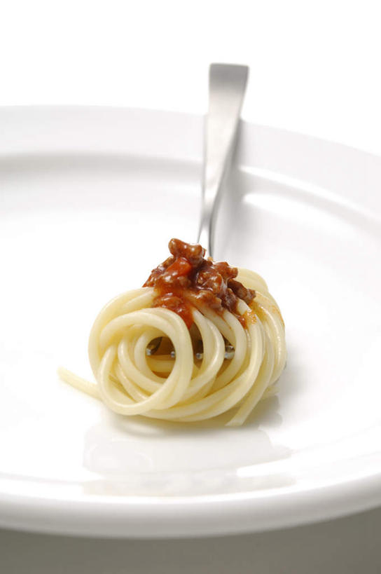 面食,面条,意大利面,无人,竖图,俯视,室内,特写,白天,西餐,餐桌,桌面,桌子,餐具,金属制品,金属,叉子,碟子,盘,面,肉,料理,食品,肉酱,肉类,食物,一个,盘子,碟,西式,摄影,影棚,单个,餐台,肉食,餐叉,彩图,高角度拍摄,影棚拍摄,拍摄