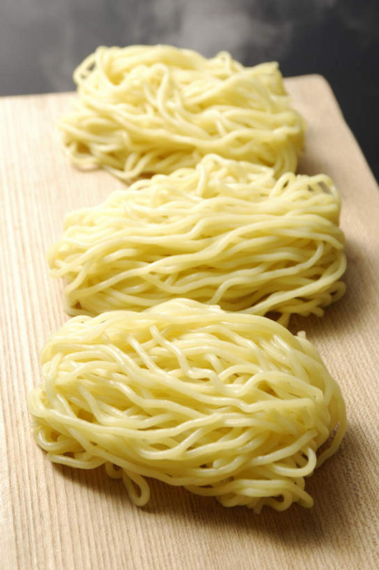 面食,面条,无人,竖图,俯视,室内,特写,白天,烹饪,餐桌,桌面,桌子,一排,整齐,面,日本料理,料理,食品,拉面,菜肴,美食,食物,排列,三个,日式料理,日式,摄影,佳肴,影棚,餐台,队列,日本拉面,彩图,高角度拍摄,影棚拍摄,拍摄