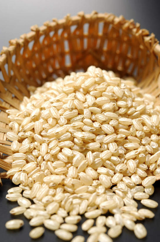 无人,竖图,俯视,室内,特写,白天,餐桌,桌面,桌子,一堆,许多,堆叠,堆积,灰色背景,谷类,谷物,米,竹扁,大米,糙米,摄影,影棚,竹编,餐台,堆,彩图,高角度拍摄,影棚拍摄,拍摄