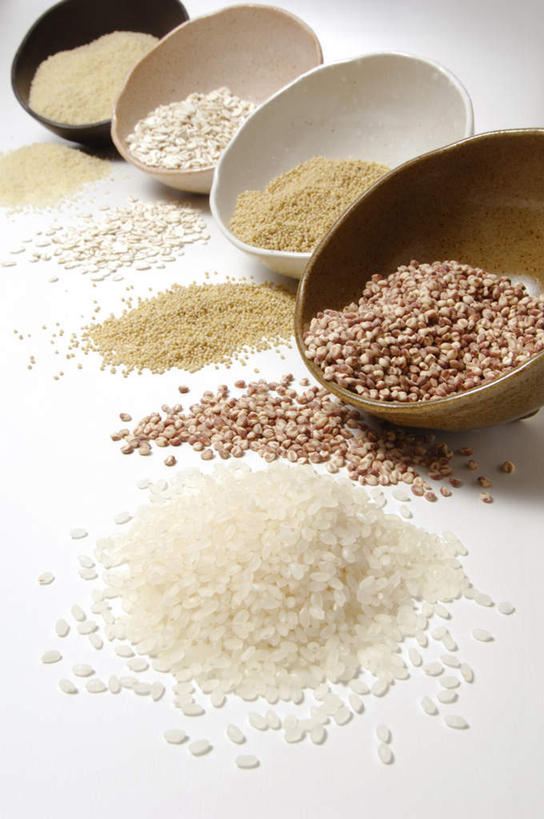 无人,竖图,俯视,室内,特写,白天,早餐,餐桌,桌面,桌子,餐具,一堆,一排,许多,堆叠,堆积,整齐,谷类,谷物,食品,米,大米,美食,饮食,中药,排列,碗,四个,粟米,保健,摄影,影棚,餐台,堆,麦片,队列,小米,薏米,薏仁,谷子,粟,苡米,苡仁,薏苡仁,粢米,米仁,进餐用具,烹调用具,彩图,高角度拍摄,影棚拍摄,拍摄