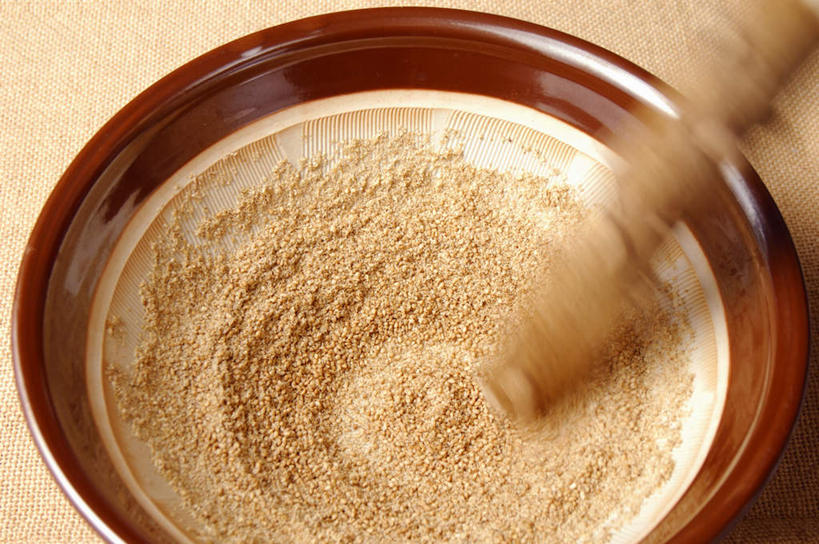 无人,横图,俯视,室内,特写,白天,餐桌,桌面,桌子,一堆,堆叠,堆积,粉末,芝麻,粉,摄影,影棚,餐台,堆,研磨,研磨器,脂麻,胡麻,白麻,巨胜子,油麻,粉状,粉剂,研磨钵,彩图,高角度拍摄,影棚拍摄,拍摄